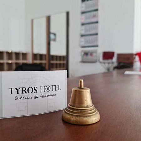 Tyros Hotel Und Gaestehaus Am Weidendamm Hanovra Exterior foto
