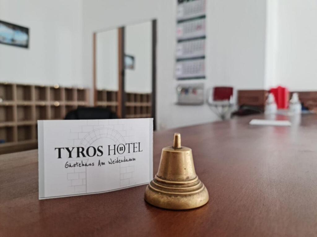 Tyros Hotel Und Gaestehaus Am Weidendamm Hanovra Exterior foto
